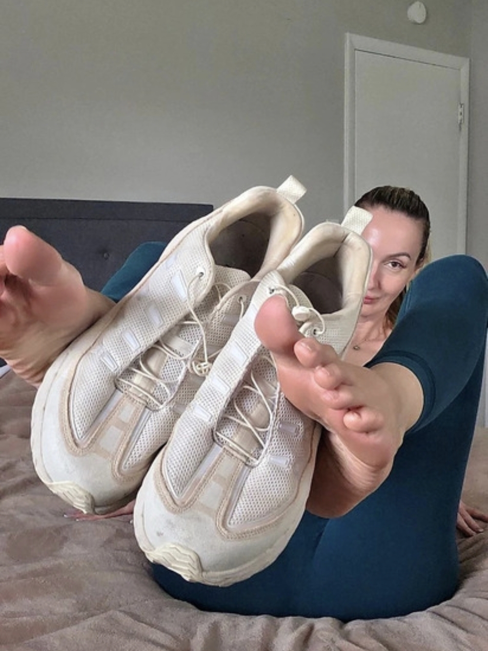 VERY WORN SNEAKERS